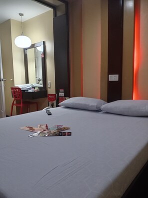 Deluxe Room, 1 Queen Bed | In-room safe, desk, free WiFi - Hotel Sogo Mexico (San Fernando)