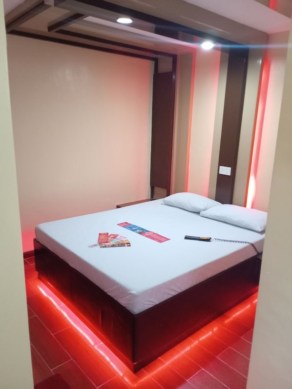 Deluxe Room, 1 Queen Bed | In-room safe, desk, free WiFi