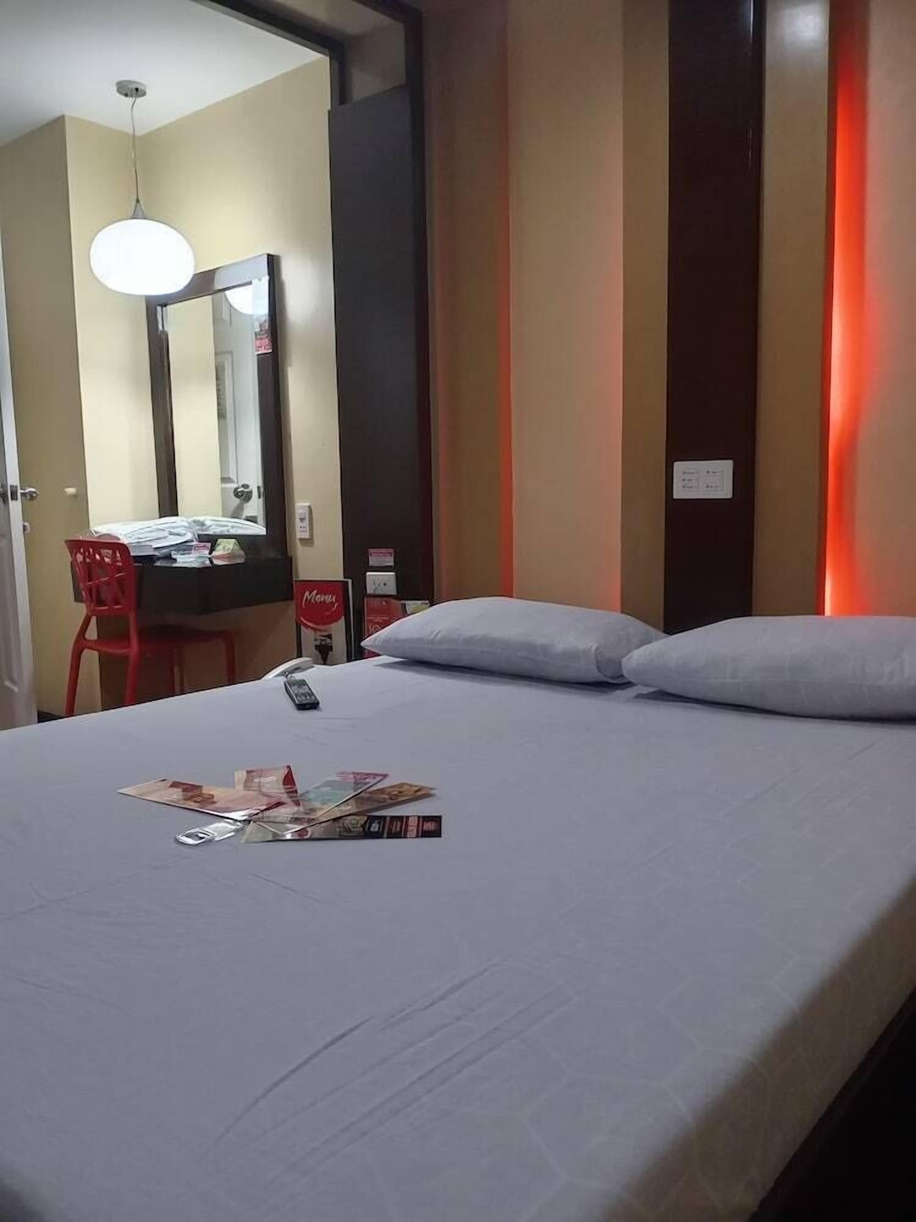 In-room safe, desk, free WiFi