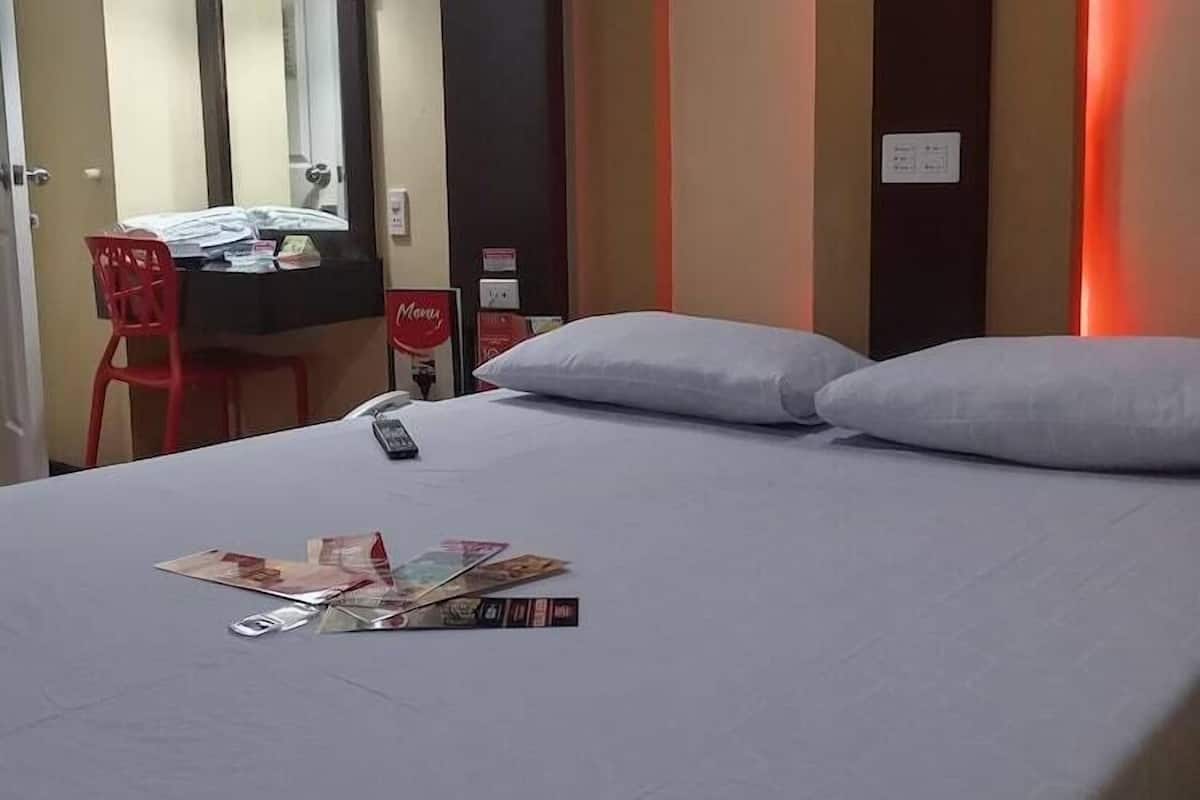 In-room safe, desk, free WiFi