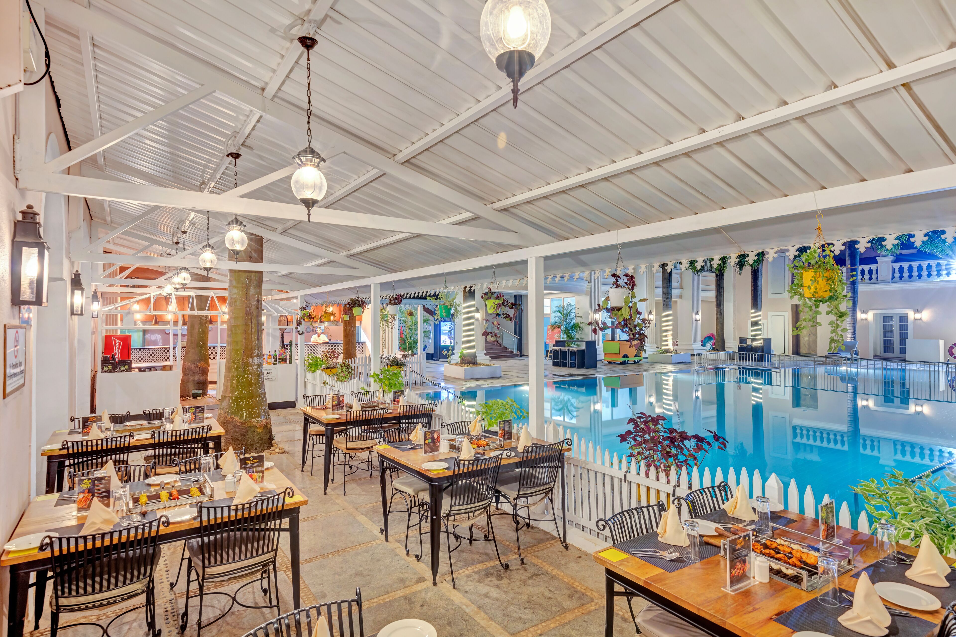 2 restaurants, international cuisine