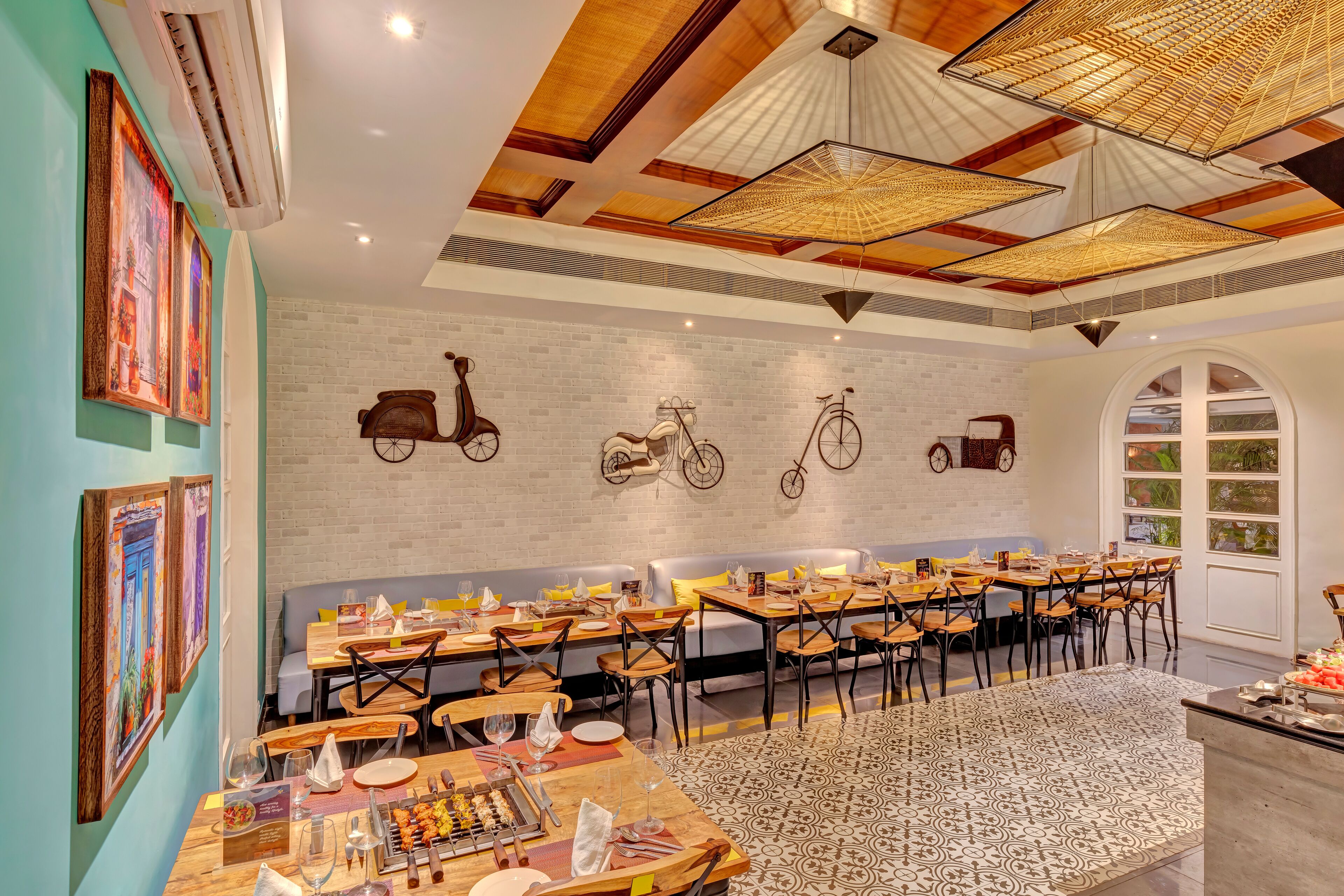 2 restaurants, international cuisine