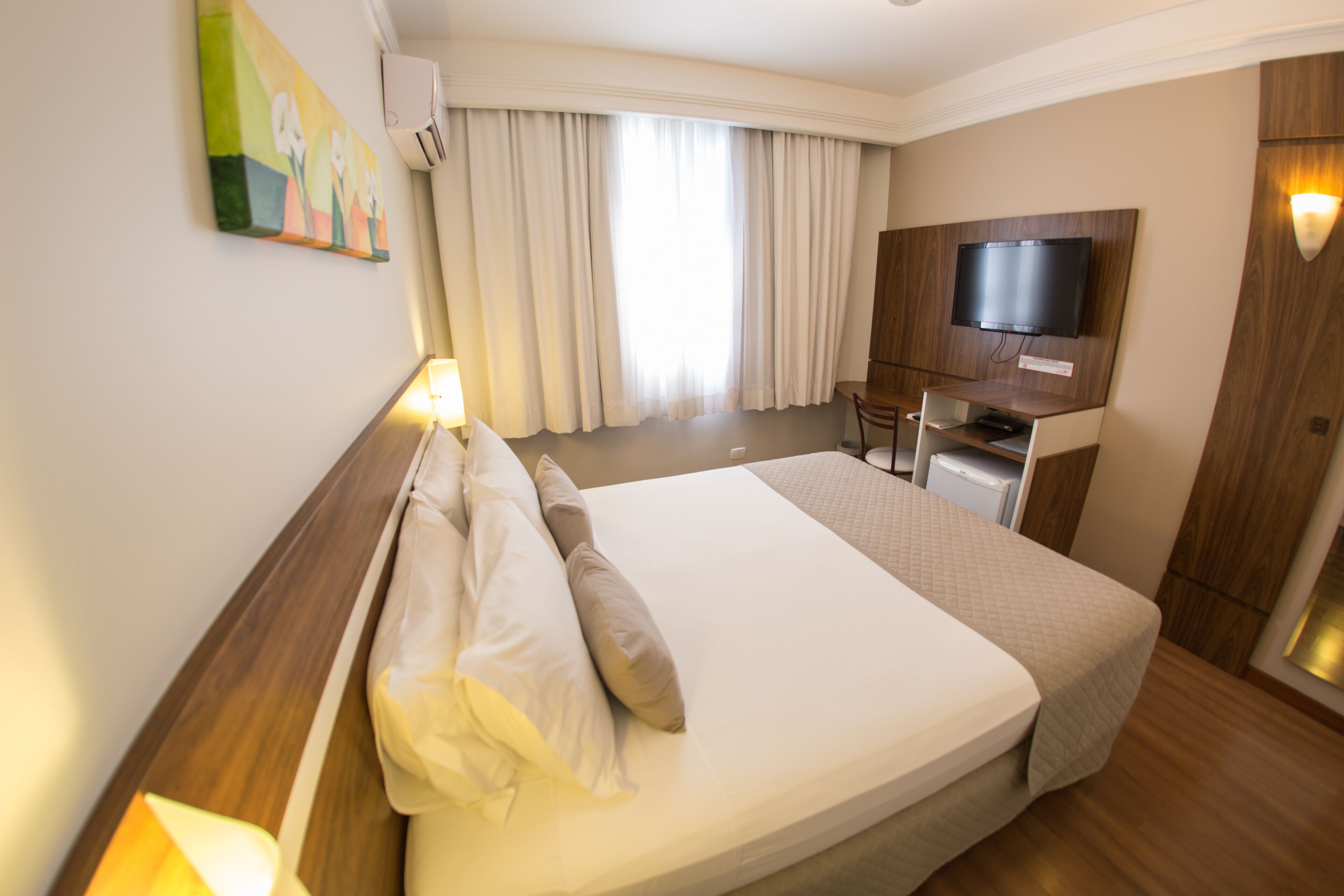 deluxe room, 1 double bed | minibar, in-room safe, desk, blackout curtains