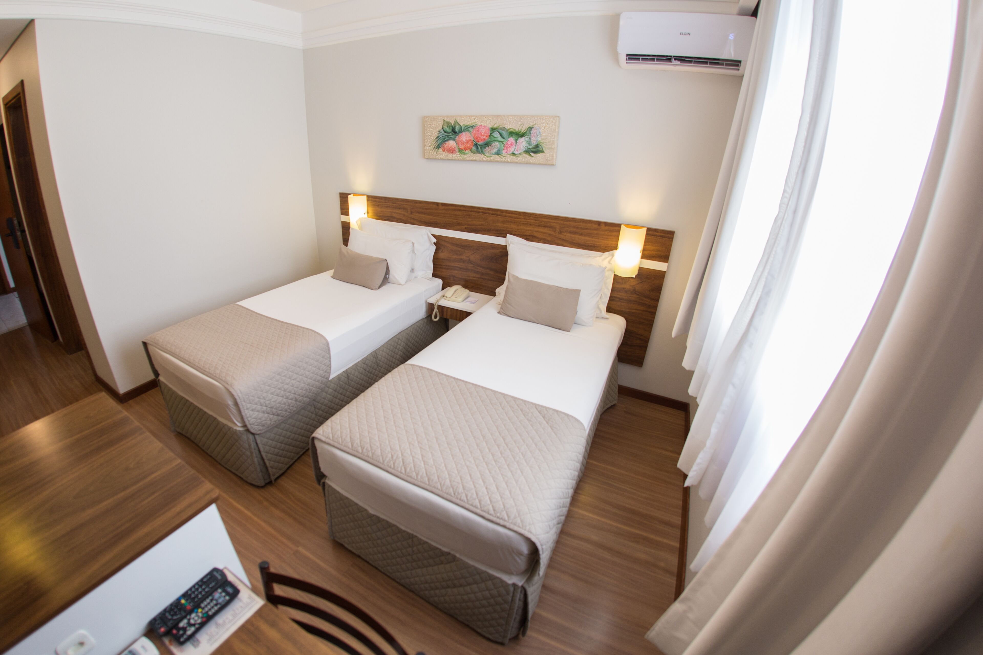 deluxe room, 2 single beds | minibar, in-room safe, desk, blackout curtains