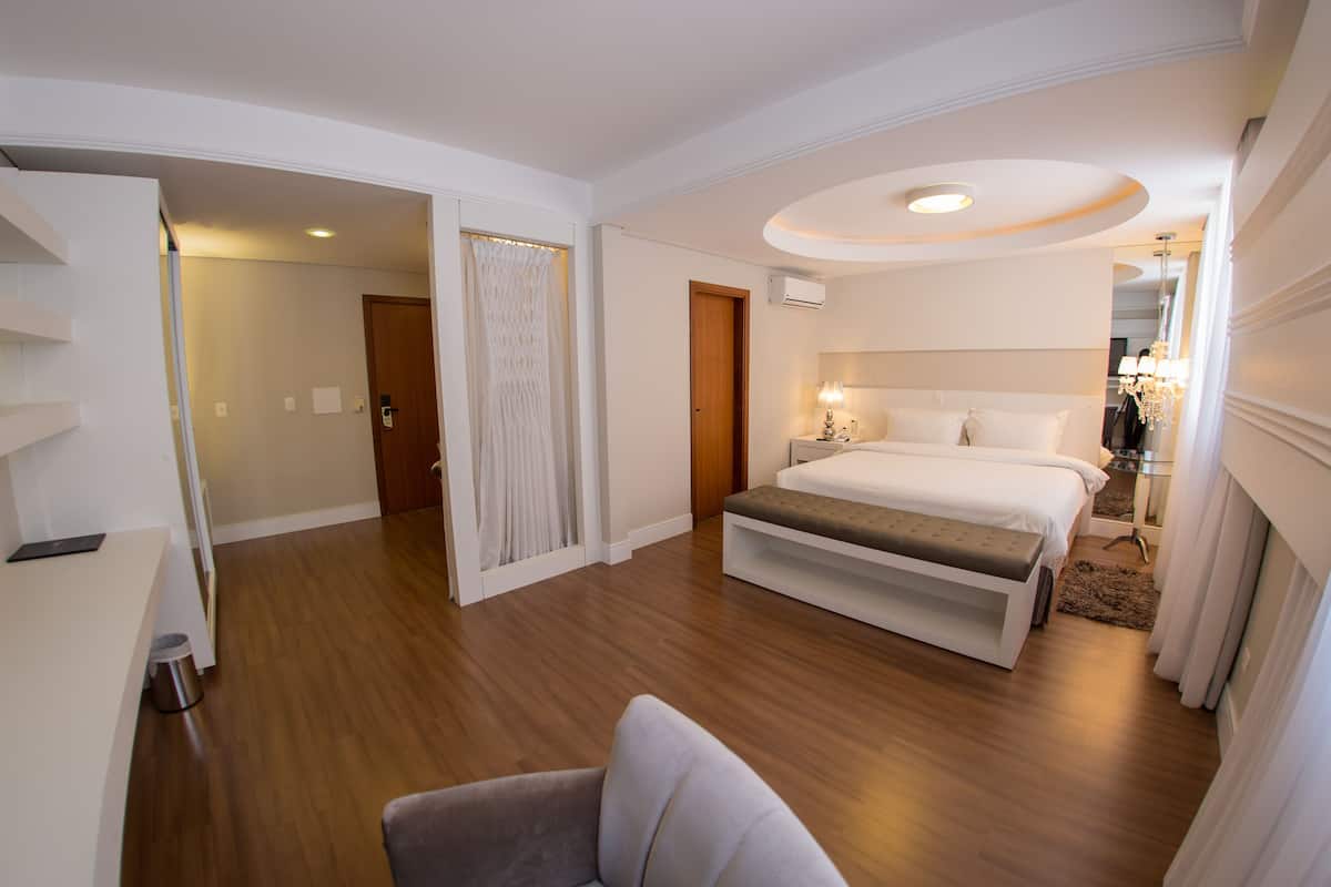 suite with jetted tub | minibar, in-room safe, desk, blackout curtains