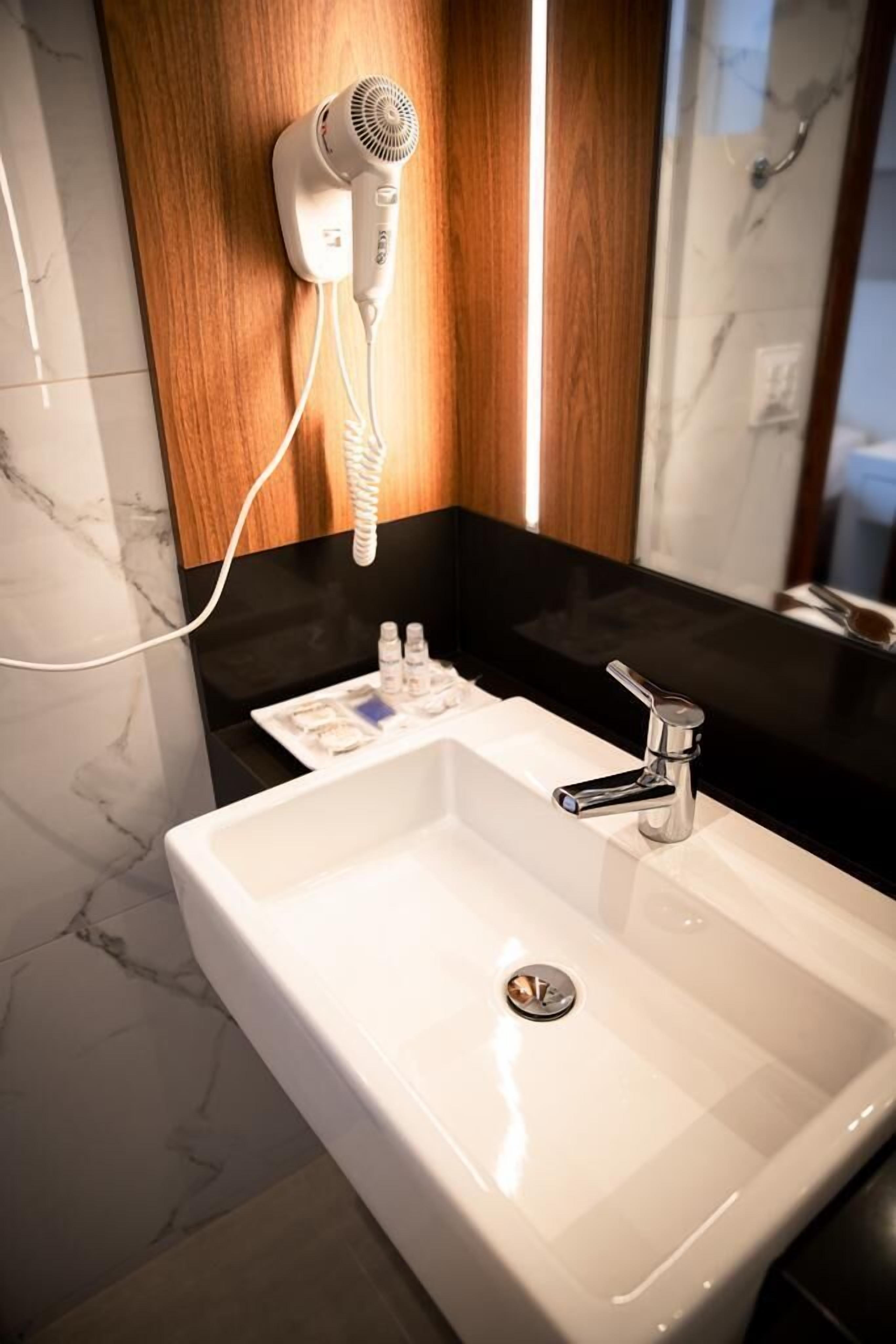 suite with jetted tub | bathroom | towels