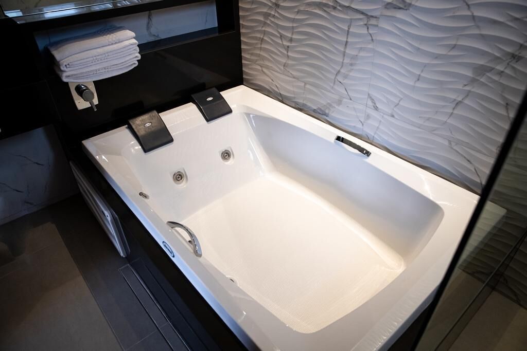 suite with jetted tub | minibar, in-room safe, desk, blackout curtains
