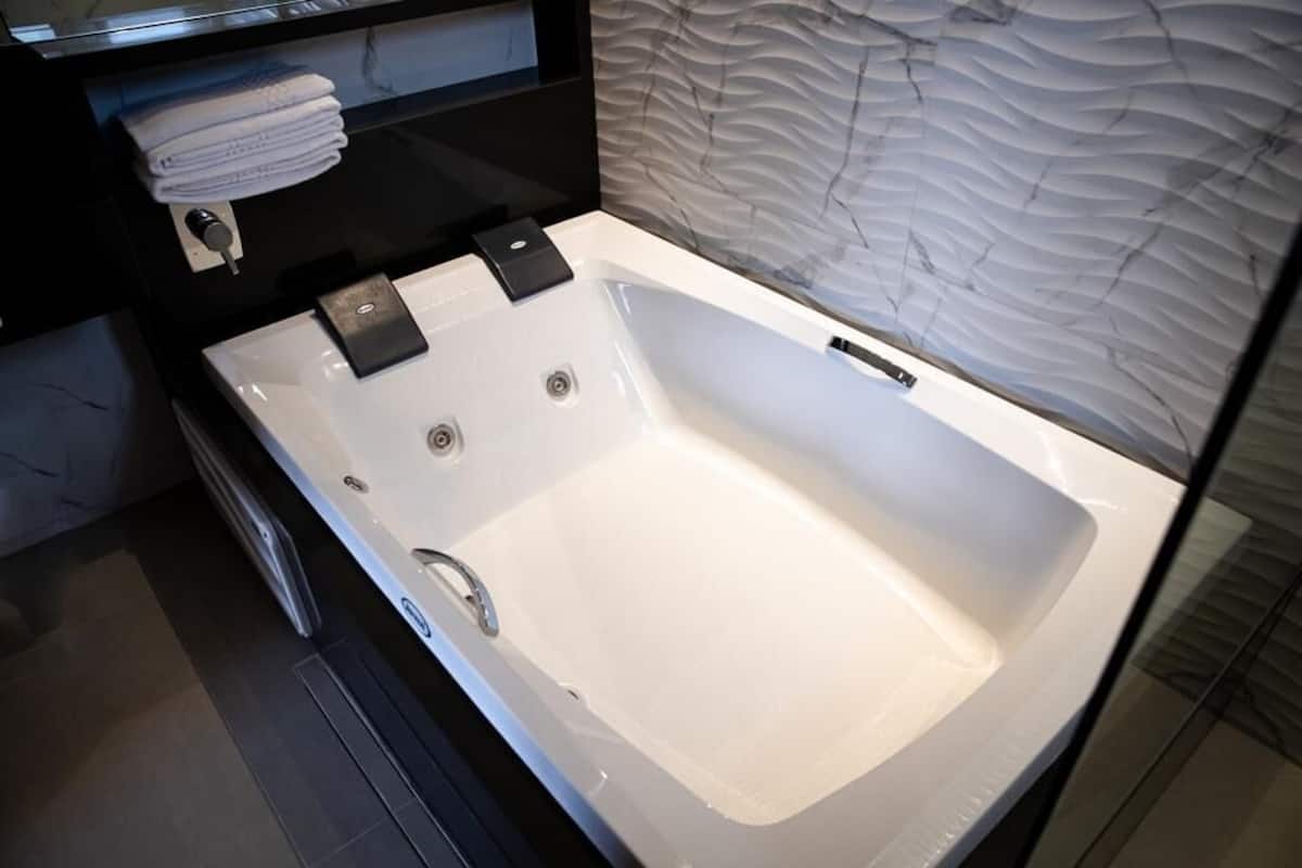 suite with jetted tub | minibar, in-room safe, desk, blackout curtains