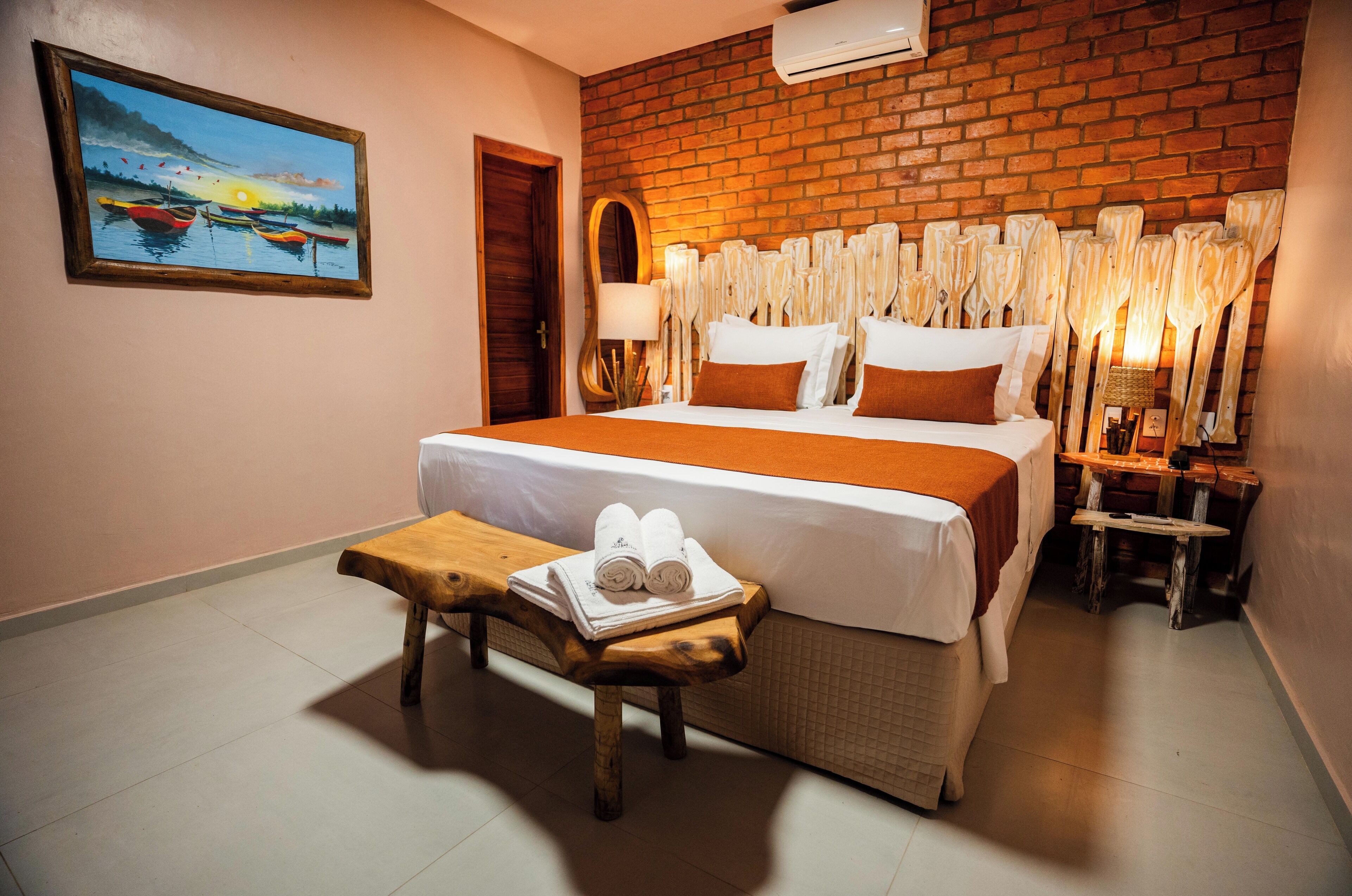 Minibar, coffres-forts dans les chambres, bureau, rideaux occultants