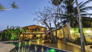 Inomhuspool och utomhuspool