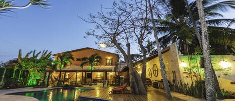 Een binnenzwembad, een buitenzwembad