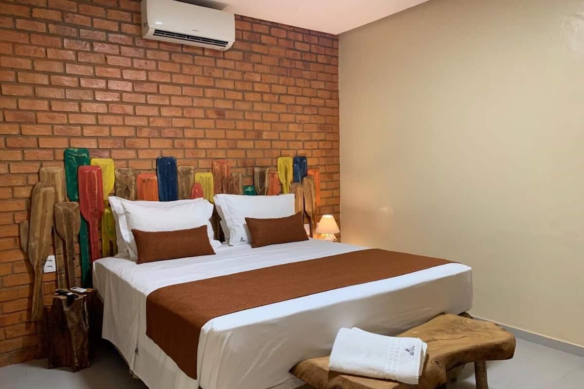 Luxe tweepersoonskamer | Een minibar, een kluis op de kamer, een bureau, verduisterende gordijnen