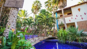Una piscina cubierta, una piscina al aire libre