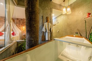 Minibar, coffres-forts dans les chambres, bureau, rideaux occultants