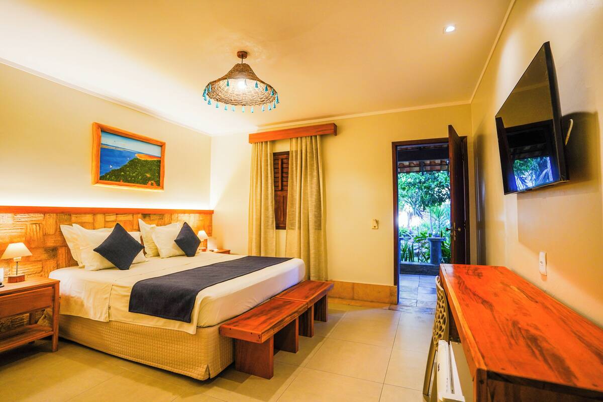 Praias - Luxo | Minibar, in-room safe, desk, blackout curtains
