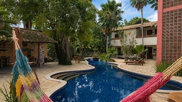 Una piscina cubierta, una piscina al aire libre