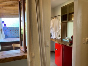 Minibar, coffres-forts dans les chambres, bureau, rideaux occultants