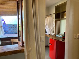 Minibar, caja de seguridad en la habitación y escritorio 