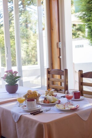 Desayuno buffet incluido todos los días 