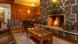 Lobby-lounge