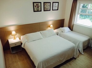 Deluxe-Dreibettzimmer | Hochwertige Bettwaren, Minibar, kostenloses WLAN, Bettwäsche