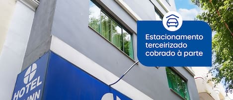 Een hotelschild met de naam 'HOTEL DAN INN' en een gedeeltelijk zichtbaar telefoonnummer.