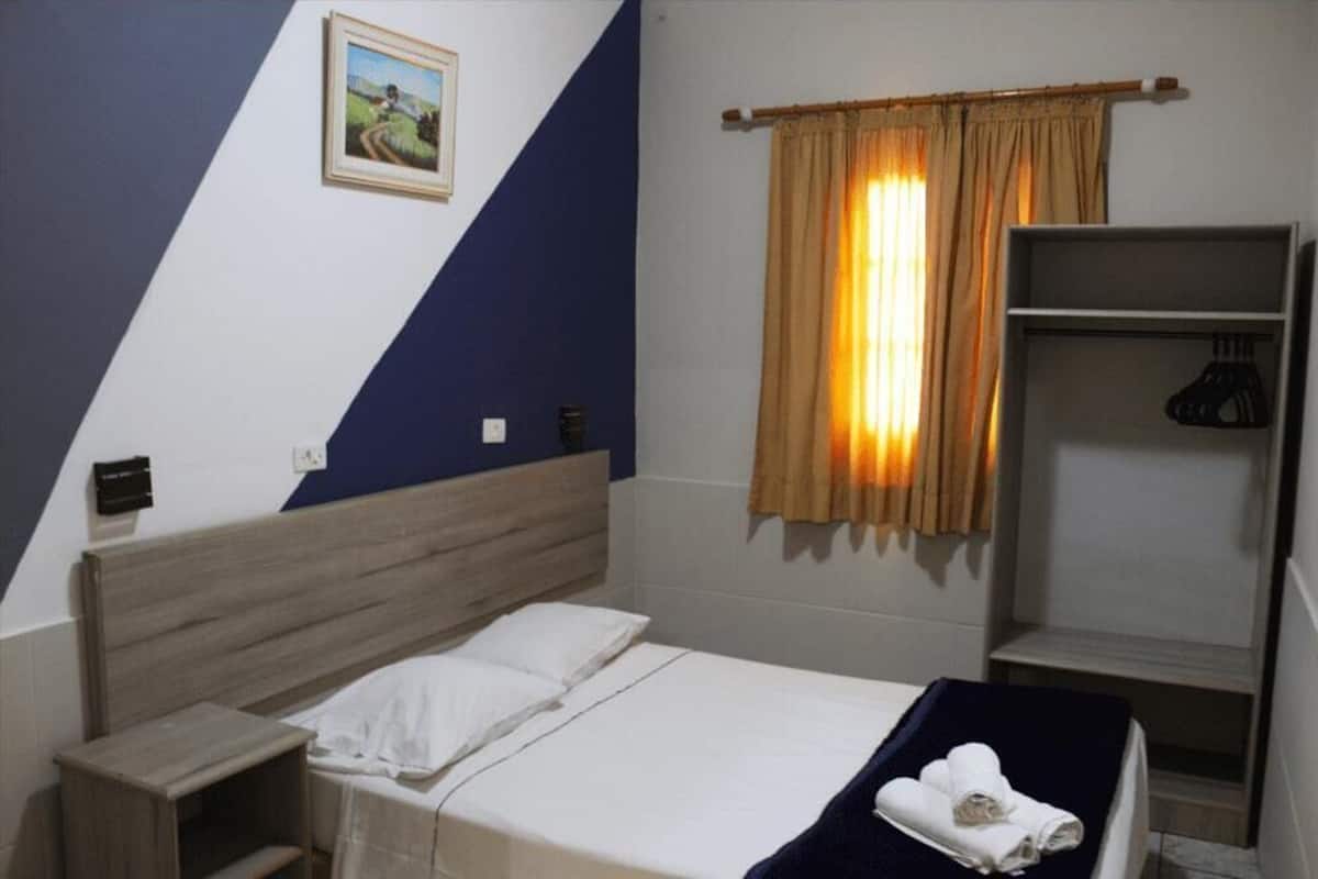 Minibar, free WiFi, bed sheets