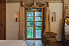 Suite de lujo | Edredón, decoración personalizada, muebles diferentes y escritorio
