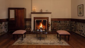 Suite junior | Edredón, decoración personalizada, muebles diferentes y escritorio
