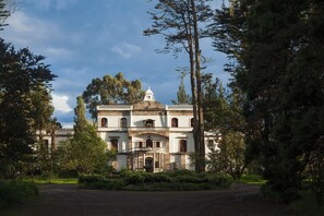 Vista frontal de la propiedad