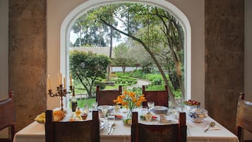 Frühstück, Mittagessen, Abendessen, Blick auf den Garten 