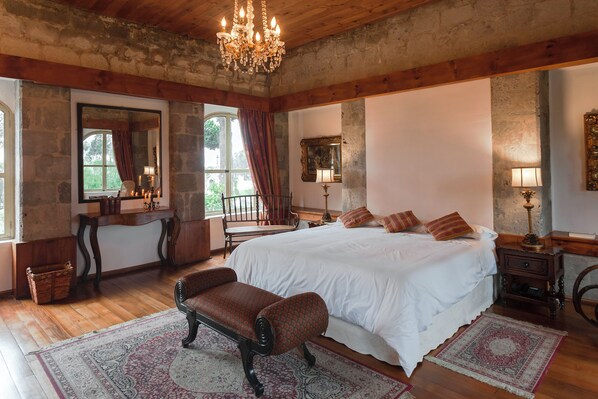 Down duvets, individually decorated, individually furnished, desk - Hacienda La Ciénega (Tanicuchi)