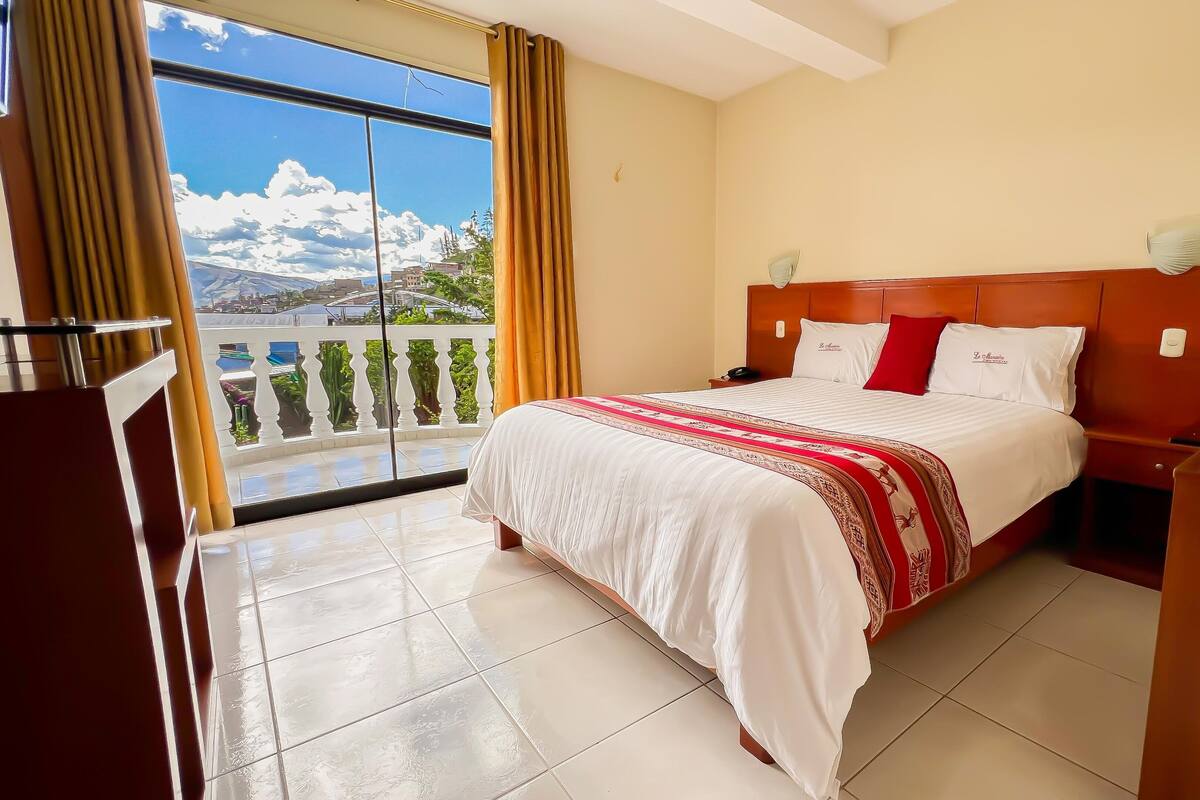 Double Room Queen Bed (Balcony) | Copriletto in piuma, materassi a doppio strato, una cassaforte in camera