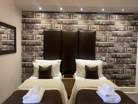 Tabla de planchar con plancha, wifi gratis y ropa de cama