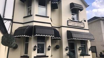 Vista frontal de la propiedad