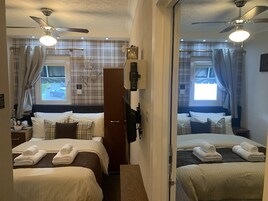 Tabla de planchar con plancha, wifi gratis y ropa de cama 