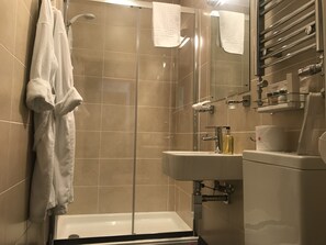 Habitación superior con 1 cama matrimonial o 2 individuales, patio, planta baja | Tabla de planchar con plancha, wifi gratis y ropa de cama 