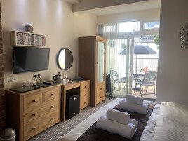 Tabla de planchar con plancha, wifi gratis y ropa de cama 