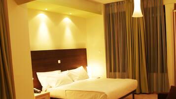 Standard Room, 1 King Bed | Egyptian cotton sheets, hypo-allergenic bedding, down comforters