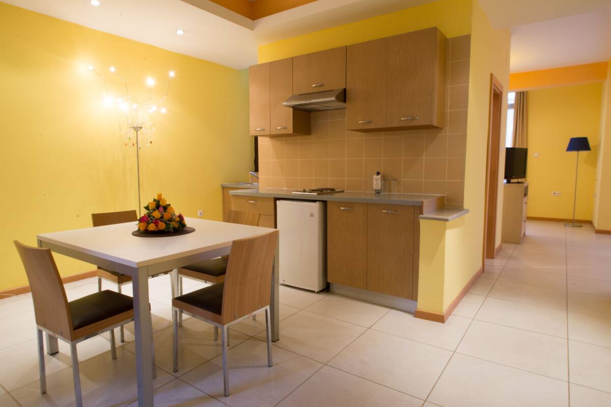 Full-size fridge, microwave, stovetop, dishwasher