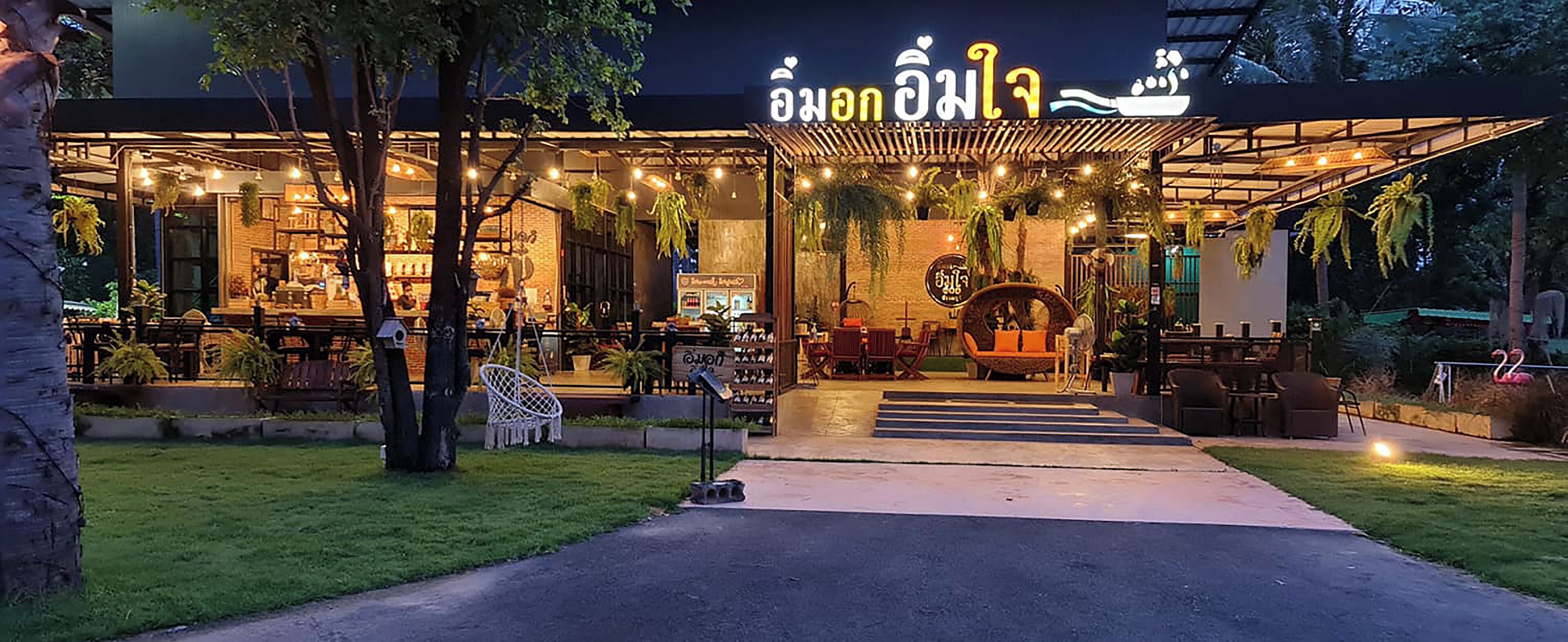 供应早餐、午餐和晚餐，泰国菜