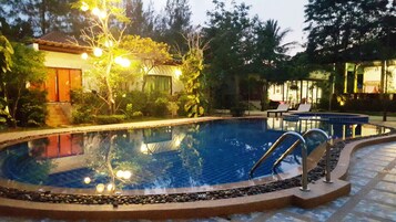 Una piscina al aire libre