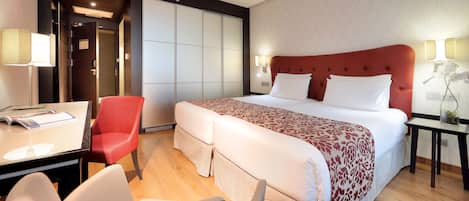 Minibaari, tallelokero huoneessa, työpöytä