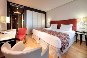 Minibar, coffres-forts dans les chambres, bureau