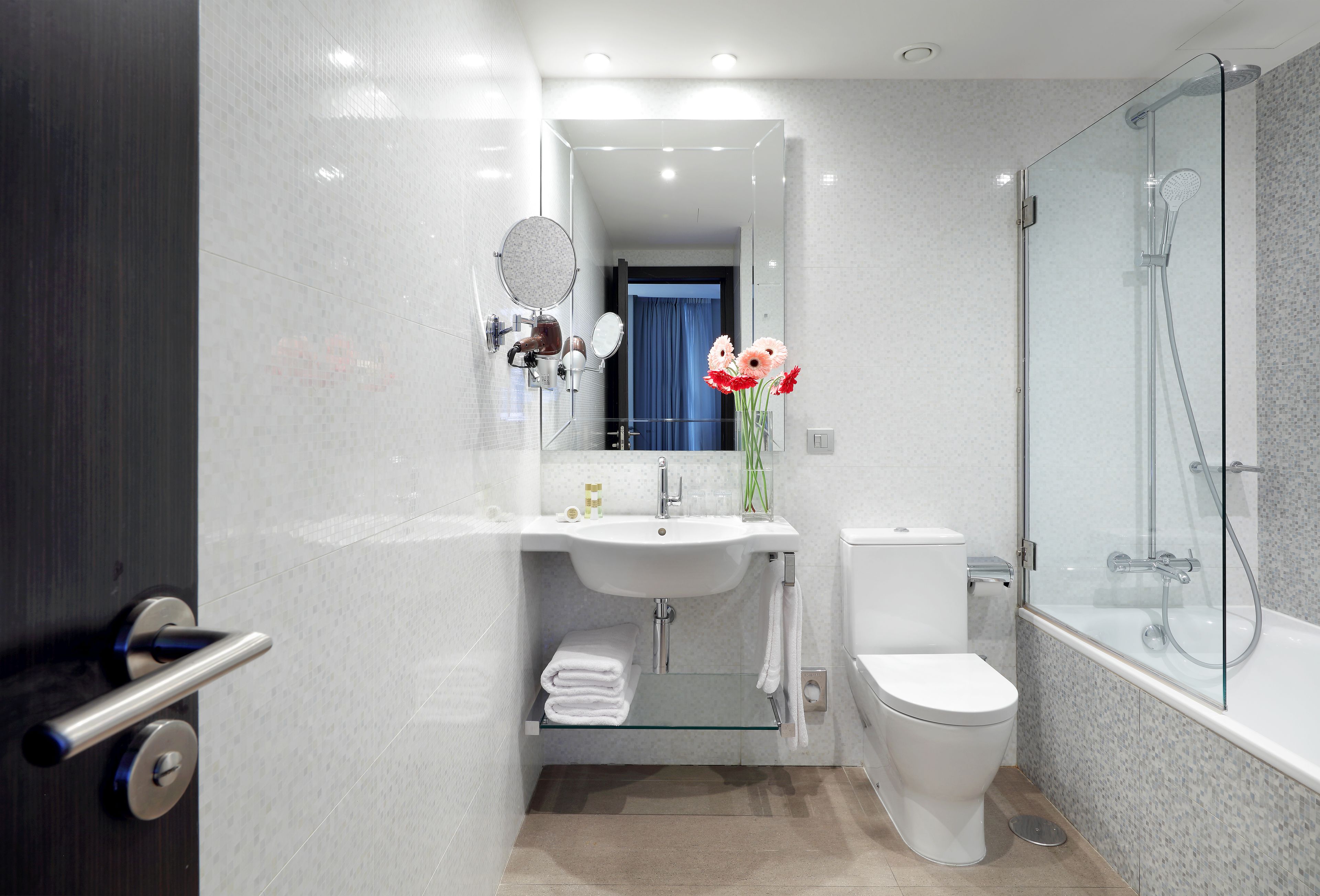 minibar, in-room safe, desk, laptop workspace