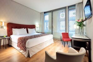 Standard Double Room Single Use | Minibar, in-room safe, desk, laptop workspace