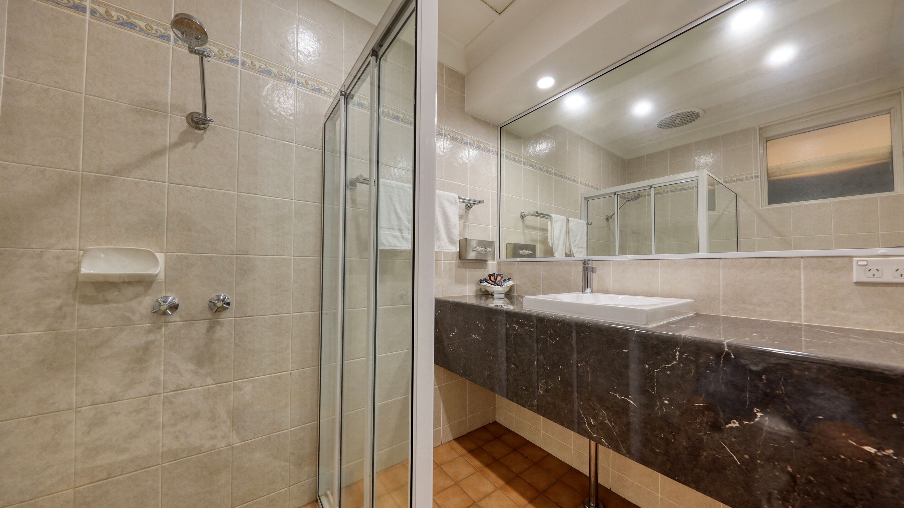Amenidades de baño gratuitas, secadora de cabello, toallas, jabón 