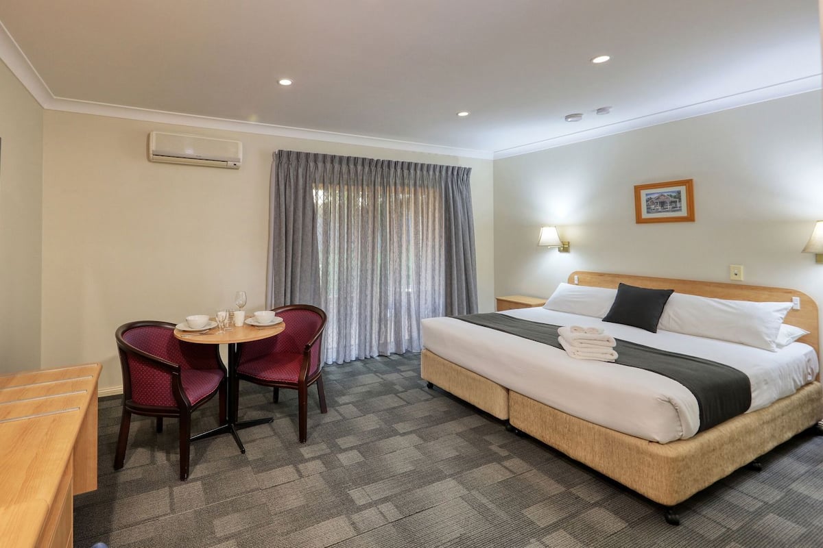 高級寝具、ノートパソコン用作業スペース、遮光カーテン、アイロン / アイロン台