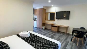 Roba de llit d'alta qualitat i espai de treball apte per a portàtils