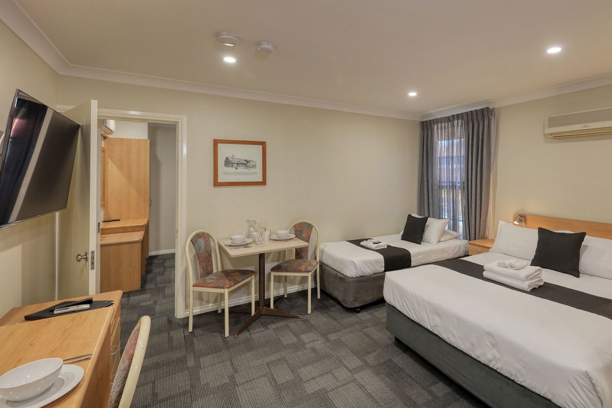 高級寝具、ノートパソコン用作業スペース、遮光カーテン、アイロン / アイロン台